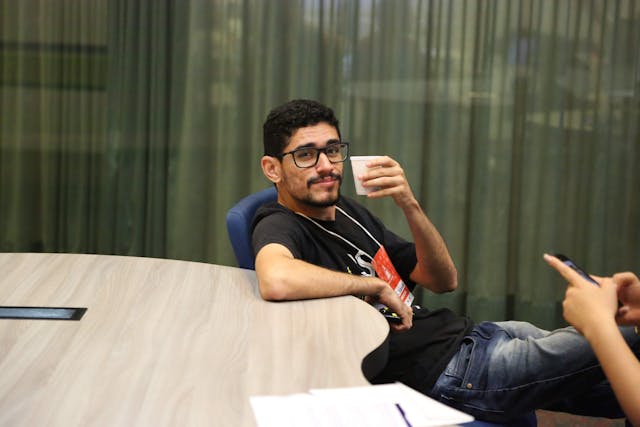 Raí Siqueira with coffee during a Startup Weekend